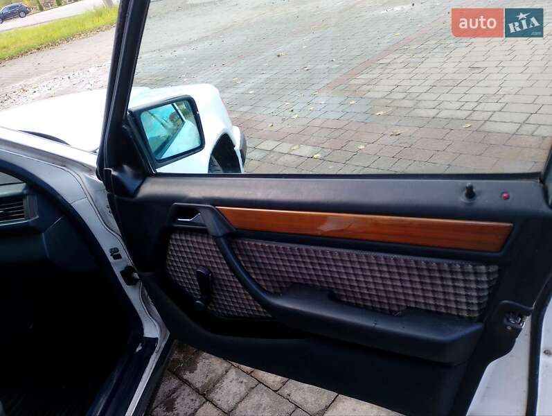 Седан Mercedes-Benz E-Class 1989 в Надворной
