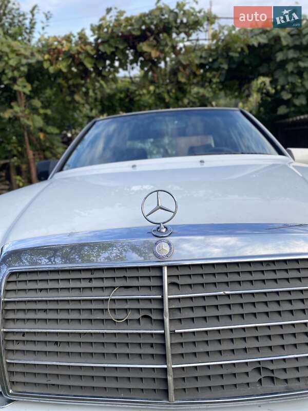 Седан Mercedes-Benz E-Class 1989 в Надворной