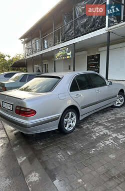 Седан Mercedes-Benz E-Class 2000 в  фото 4 Седан Mercedes-Benz E-Class 2000 в
