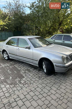Седан Mercedes-Benz E-Class 2000 в  фото 5 Седан Mercedes-Benz E-Class 2000 в