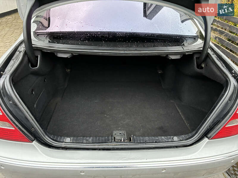 Седан Mercedes-Benz E-Class 2004 в Львове