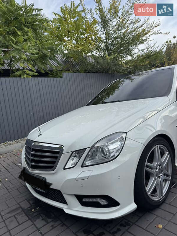 Седан Mercedes-Benz E-Class 2011 в Днепре