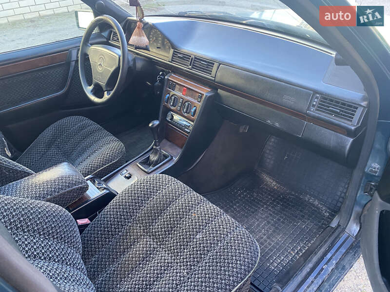 Седан Mercedes-Benz E-Class 1994 в Днепре