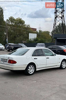 Седан Mercedes-Benz E-Class 1995 в  фото 4 Седан Mercedes-Benz E-Class 1995 в