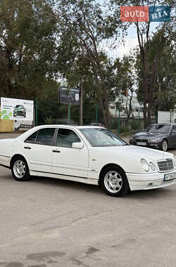 Седан Mercedes-Benz E-Class 1995 в  фото 5 Седан Mercedes-Benz E-Class 1995 в
