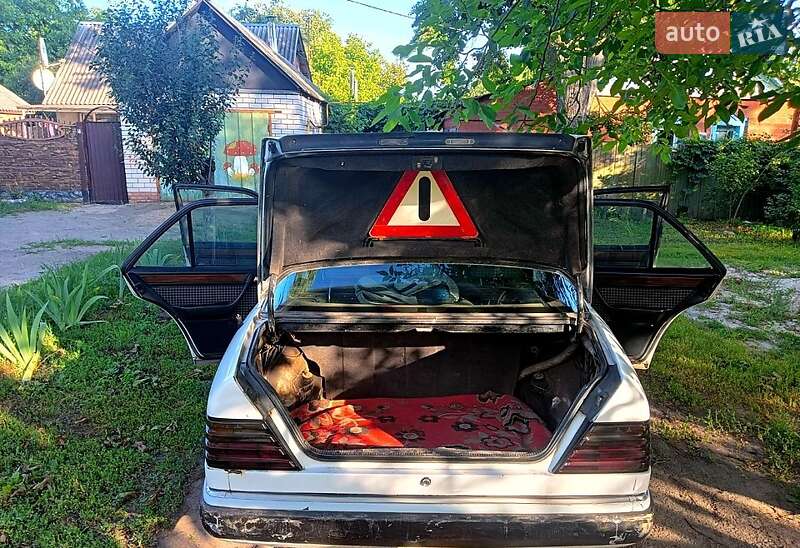 Седан Mercedes-Benz E-Class 1990 в Валках