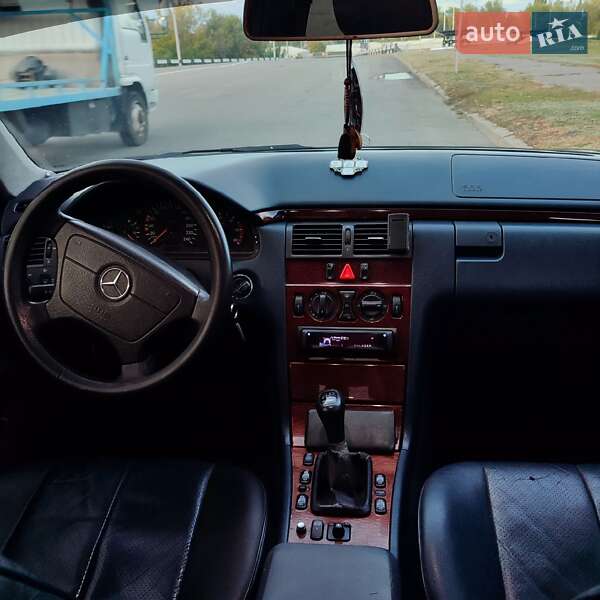 Седан Mercedes-Benz E-Class 2000 в Кременчуге