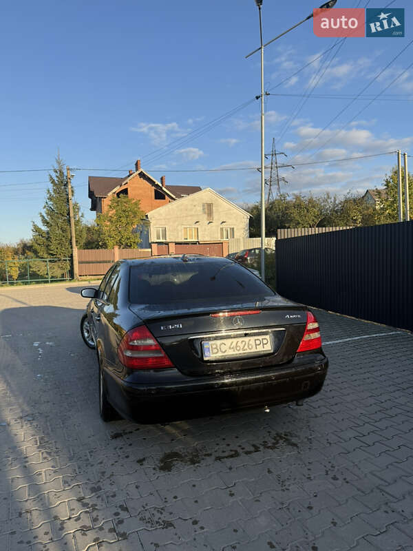 Седан Mercedes-Benz E-Class 2004 в Жовкве