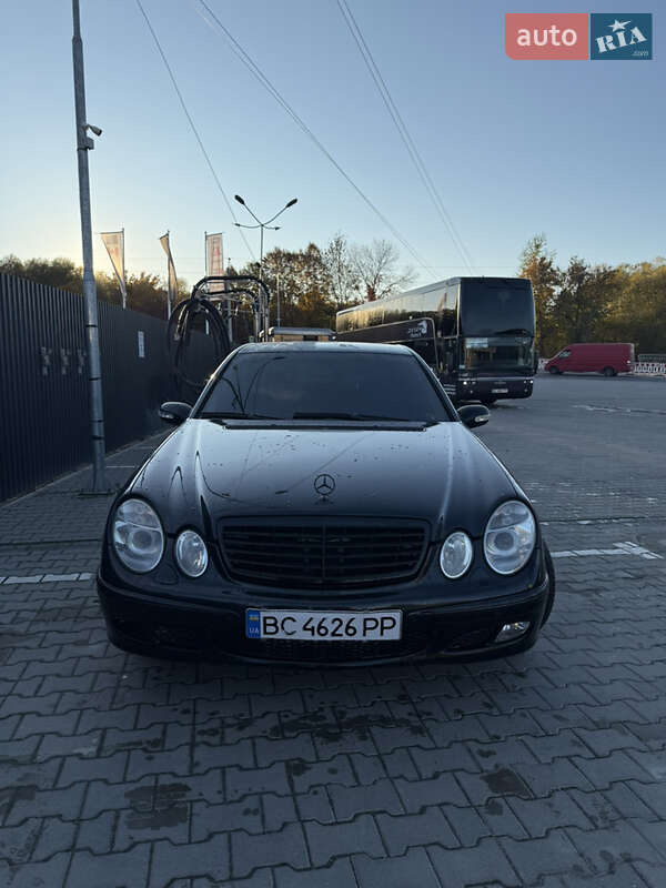 Седан Mercedes-Benz E-Class 2004 в Жовкве
