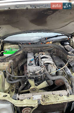 Седан Mercedes-Benz E-Class 1986 в  фото 6 Седан Mercedes-Benz E-Class 1986 в