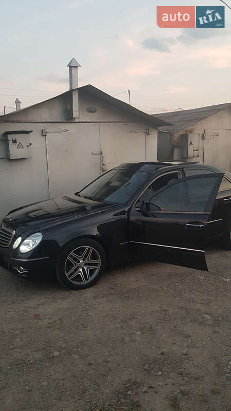 Седан Mercedes-Benz E-Class 2003 в  фото Седан Mercedes-Benz E-Class 2003 в