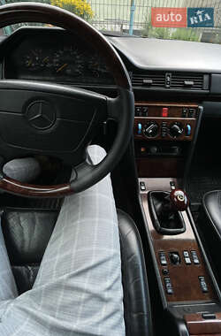 Седан Mercedes-Benz E-Class 1995 в  фото 2 Седан Mercedes-Benz E-Class 1995 в