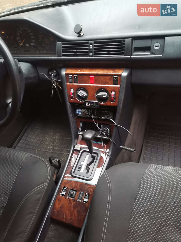 Седан Mercedes-Benz E-Class 1992 в Києві