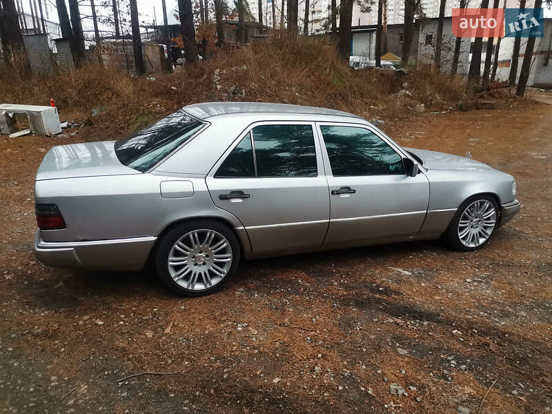 Седан Mercedes-Benz E-Class 1992 в Києві