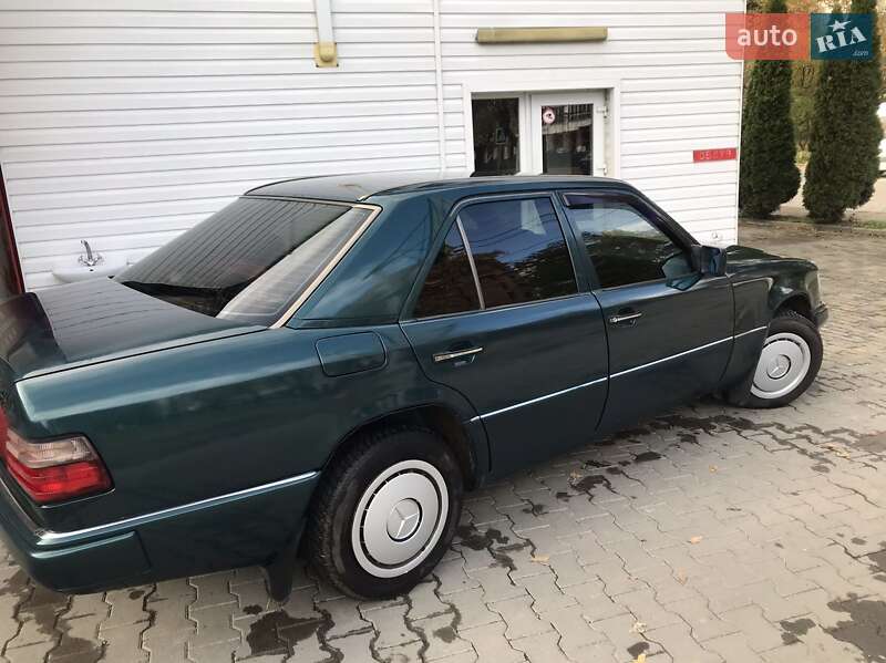 Седан Mercedes-Benz E-Class 1994 в Чернівцях