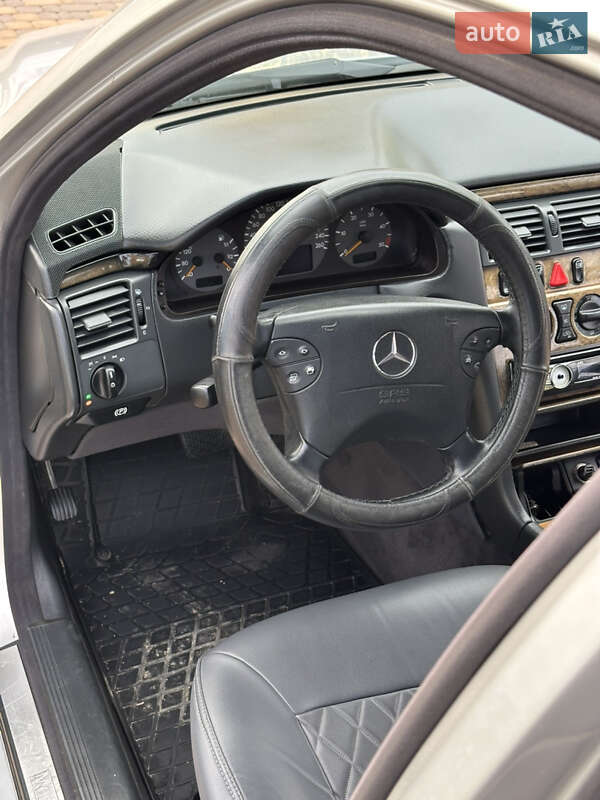 Седан Mercedes-Benz E-Class 2000 в Сторожинце