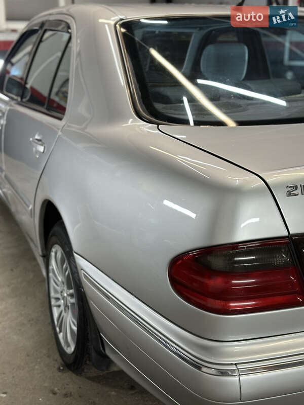 Седан Mercedes-Benz E-Class 2000 в Сторожинце