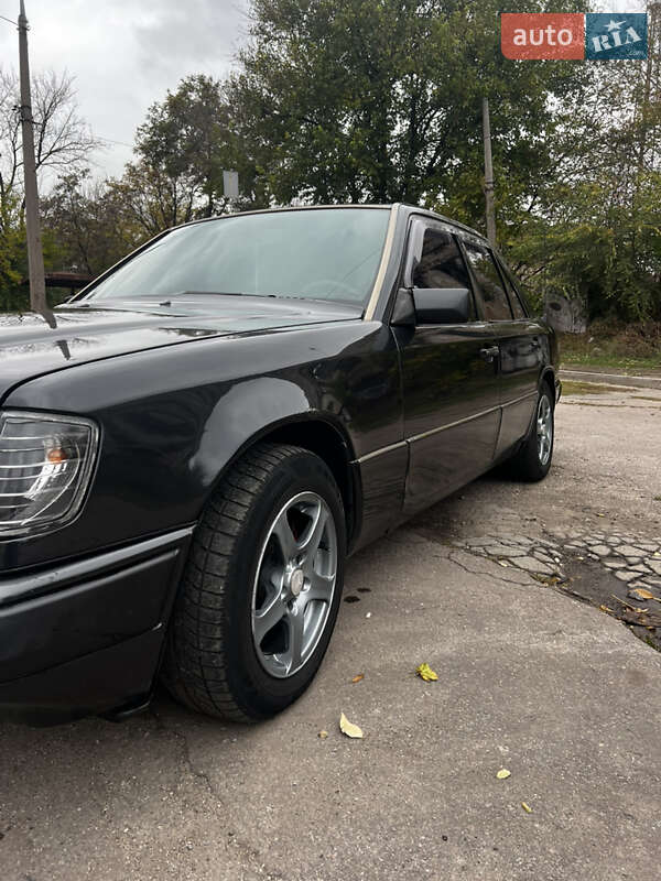 Седан Mercedes-Benz E-Class 1990 в Днепре