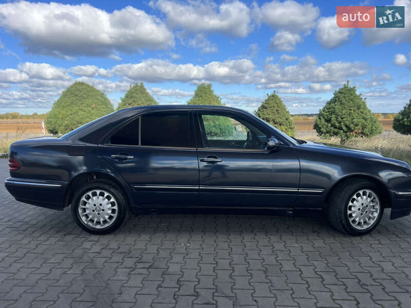 Седан Mercedes-Benz E-Class 2001 в Жовкві