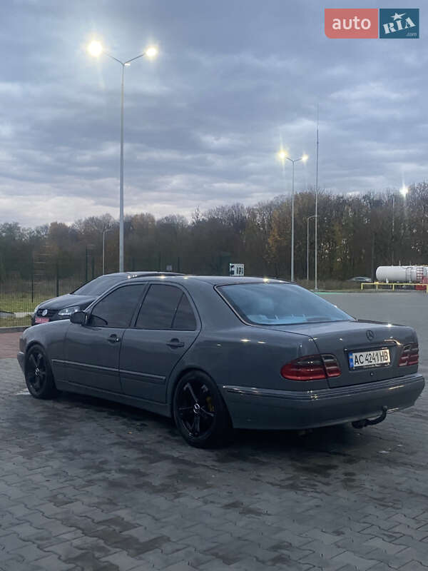 Седан Mercedes-Benz E-Class 2001 в Киверцах