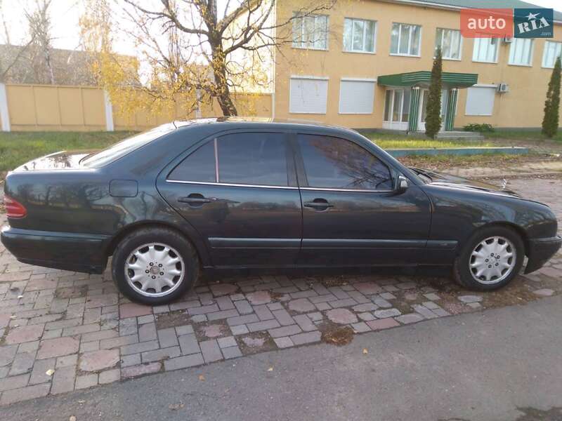 Седан Mercedes-Benz E-Class 2000 в Коростене