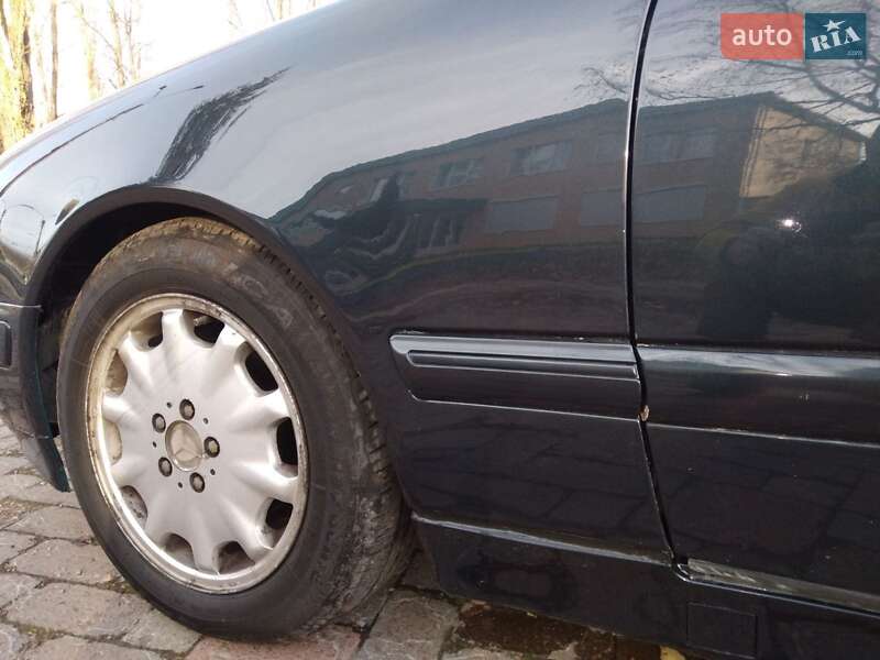 Седан Mercedes-Benz E-Class 2000 в Коростене