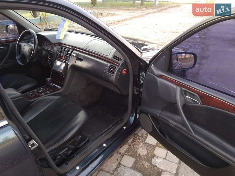 Седан Mercedes-Benz E-Class 2000 в Коростене