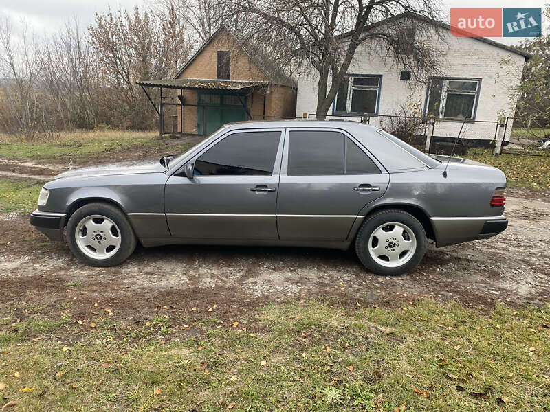 Седан Mercedes-Benz E-Class 1988 в Чутовому