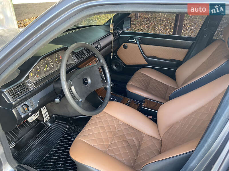 Седан Mercedes-Benz E-Class 1988 в Чутовому