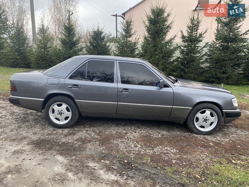 Седан Mercedes-Benz E-Class 1988 в Чутовому