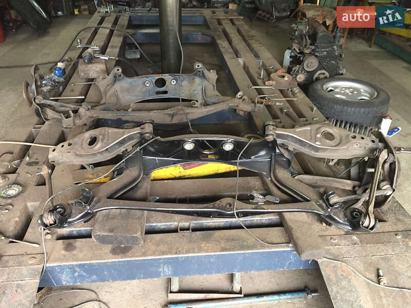 Седан Mercedes-Benz E-Class 1988 в Чутовому