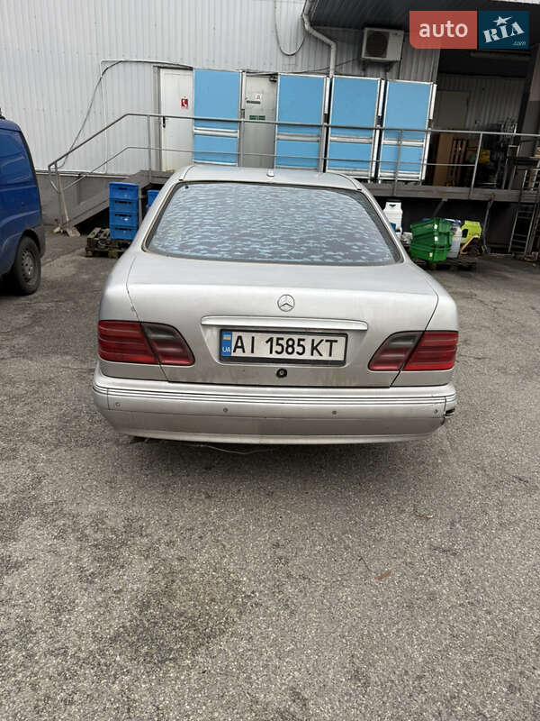 Седан Mercedes-Benz E-Class 2001 в Киеве