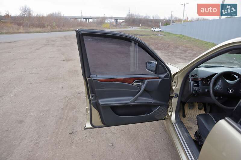 Седан Mercedes-Benz E-Class 2002 в Пирятине