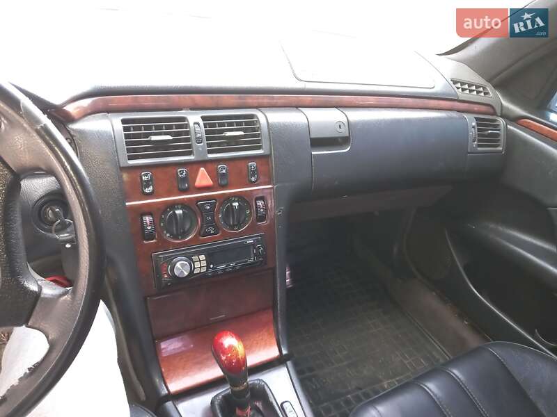 Седан Mercedes-Benz E-Class 1996 в Львове