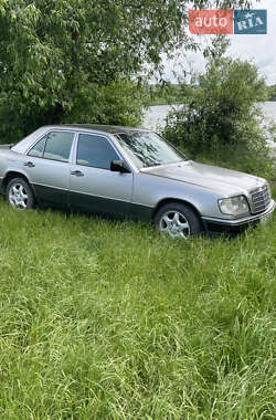 Седан Mercedes-Benz E-Class 1992 в Заставной