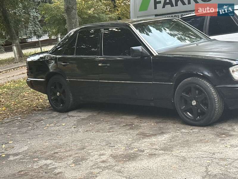 Седан Mercedes-Benz E-Class 1992 в Киеве