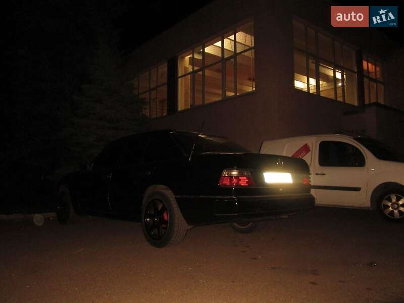 Седан Mercedes-Benz E-Class 1992 в Киеве