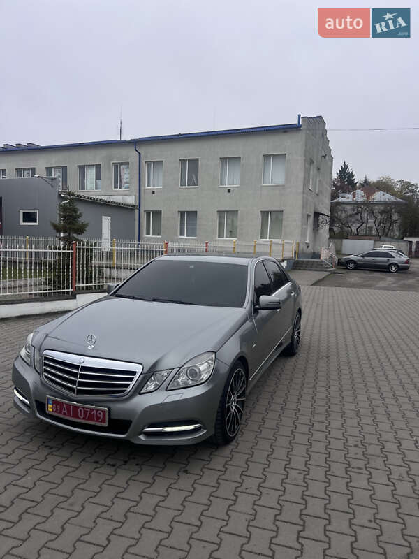 Седан Mercedes-Benz E-Class 2011 в Бучаче