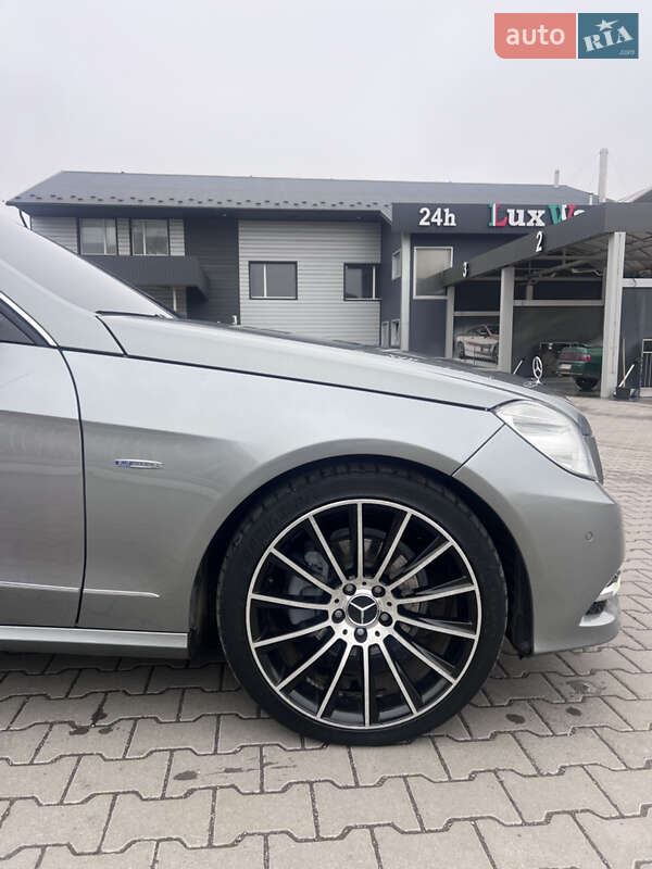 Седан Mercedes-Benz E-Class 2011 в Бучаче
