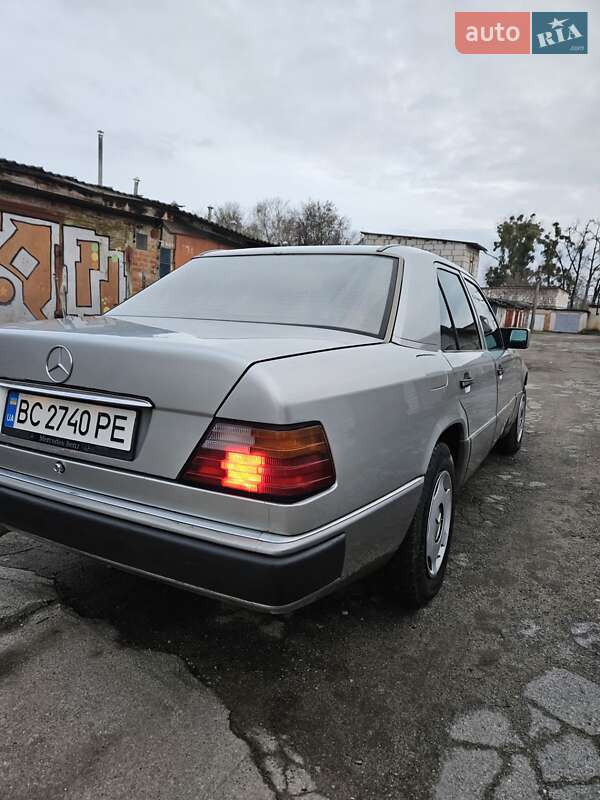 Седан Mercedes-Benz E-Class 1990 в Житомире