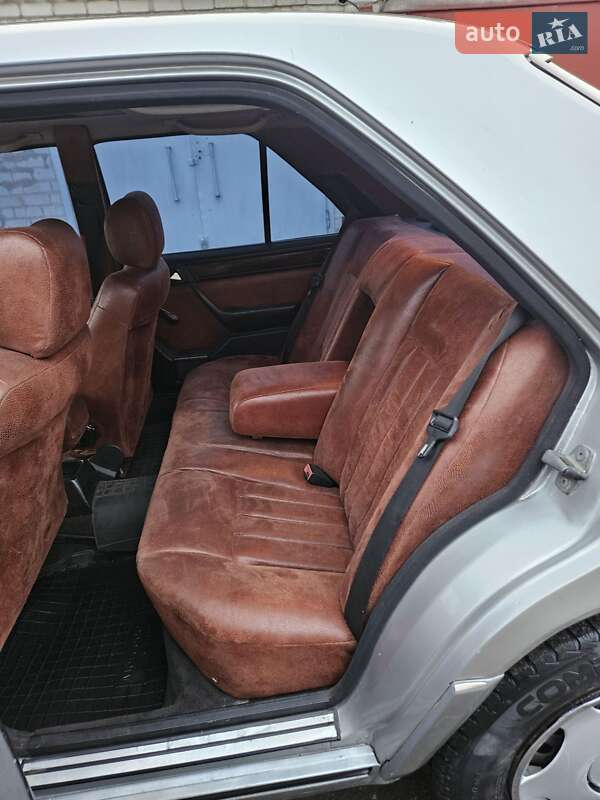 Седан Mercedes-Benz E-Class 1990 в Житомире