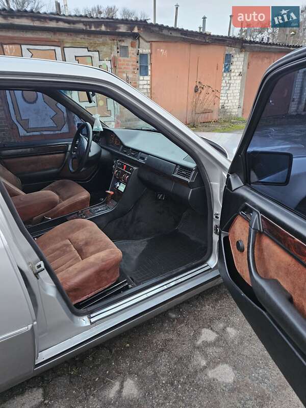 Седан Mercedes-Benz E-Class 1990 в Житомире