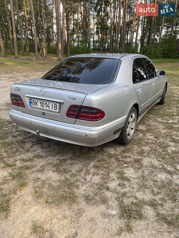 Седан Mercedes-Benz E-Class 2001 в Вараше