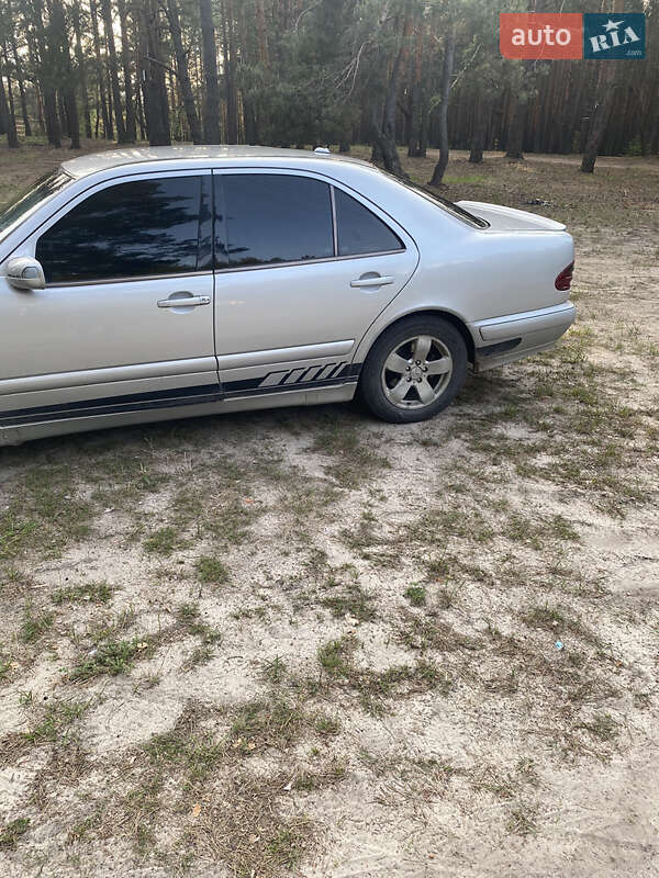 Седан Mercedes-Benz E-Class 2001 в Вараше