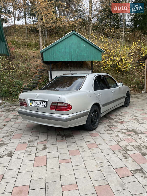 Седан Mercedes-Benz E-Class 2000 в Долині
