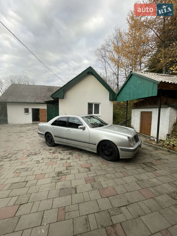 Седан Mercedes-Benz E-Class 2000 в Долині