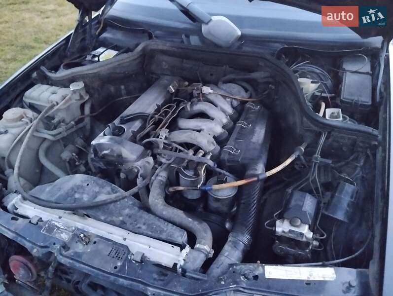 Седан Mercedes-Benz E-Class 1989 в Рокитном