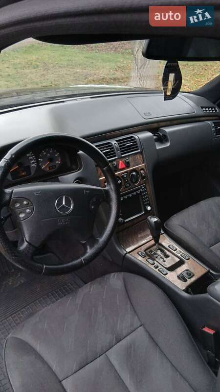 Седан Mercedes-Benz E-Class 2001 в Луцке