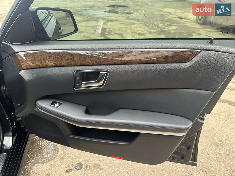 Седан Mercedes-Benz E-Class 2011 в Николаеве