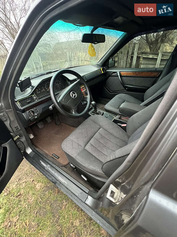 Седан Mercedes-Benz E-Class 1994 в Львове